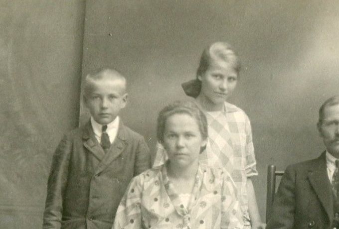 Juho ja Anna Ikosen perhekuva. Edessä vasemmalta äitini Mandi (1904-1993), Juho (1876-1950), Anna (1880-1939) ja Aino (1922-2020). Takana vasemmalta Eero (1918-1965), Anna (1913-1999), Vihtori (1908-1942) ja Helmi (1910-2007). Erkki (1901-1918) kuoli ennen kuvan ottoa. Isäni puolelta ei ole perhekuvaa.
